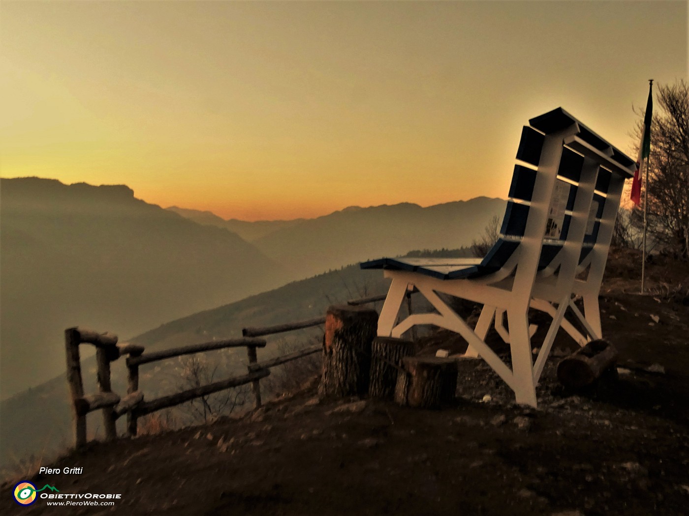 72 Tramonto alla Panchina Gigante (Big Bench 158) sul Monte Corno.JPG